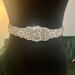Elegant Silver Crystal Embellished Belt
